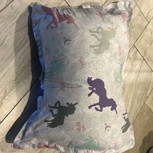 Full-size unicorn blanket with two shams
